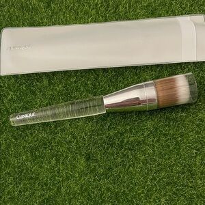 🆕 Clinique Foundation Buffing Brush